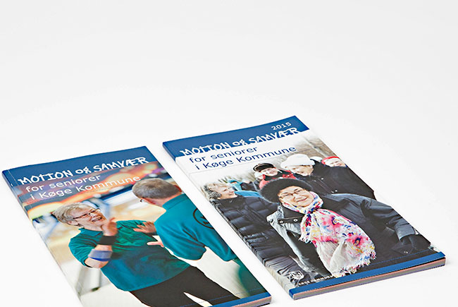 Sammen med Køge Kommune har Andersson og Jantzen Reklamebureau designet, layoutet, opsat og trykt offentlige informations-brochurer og informations-pjecer om motion og samvær for ældre henvendt til seniorer i Køge Kommune