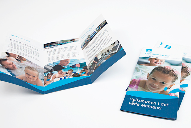 Andersson og Jantzen reklamebureau passer Køge Svømmeland visuelle identitet og designer brochurer, gavekort, fødselsdagskort og illustrationer