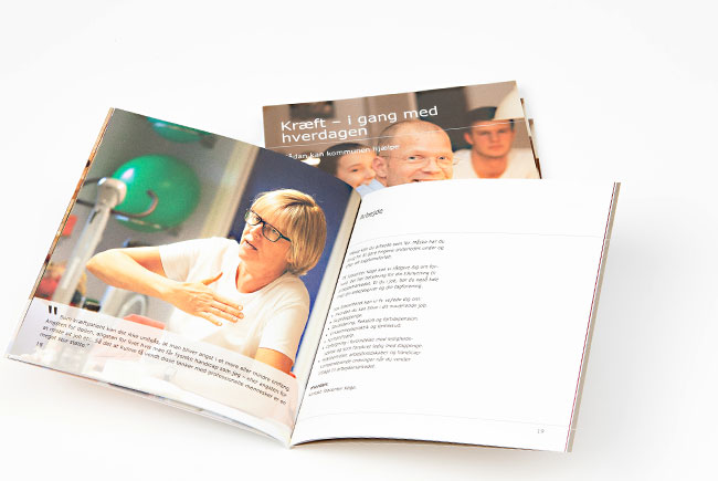 I samrbejde med Køge Kommune har Andersson og Jantzen Reklamebureau designet, layoutet, opsat og trykt en kommunal brochure om hjælp til kræftramte, der henvender sig til borgere i Køge Kommune